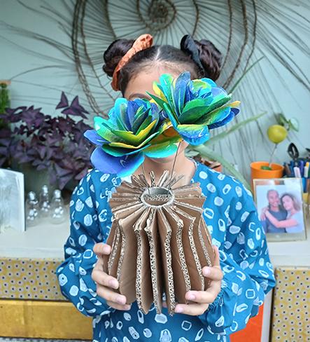 Fleurs de Papier & Vase en Carton – Créations récup’ poétiques